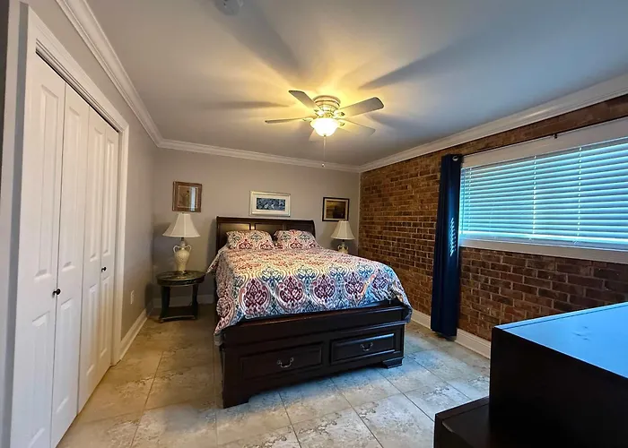 2 Bedroom Private Apt & Laundry