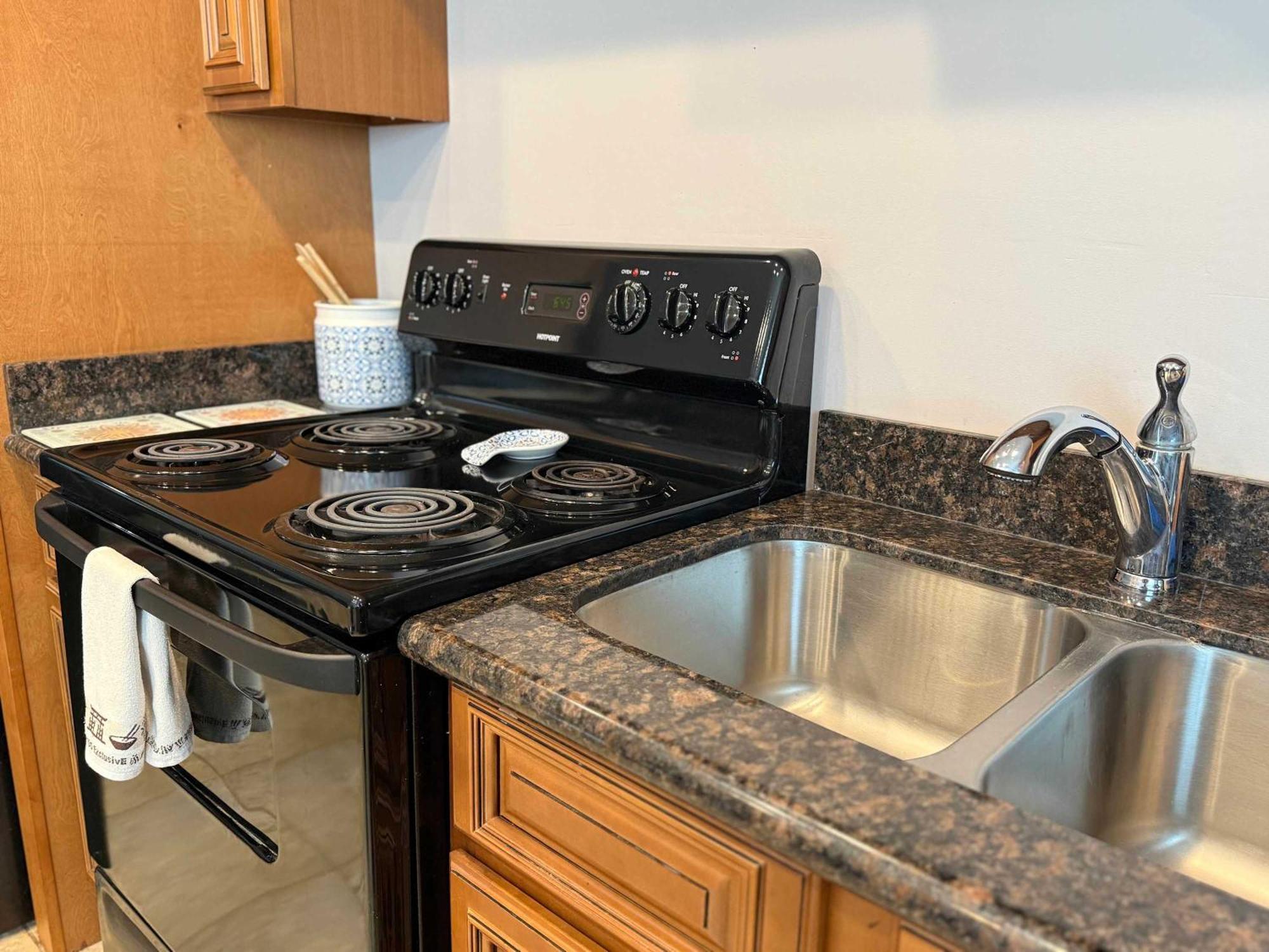 2 Bedroom Private & Laundry Apartment *