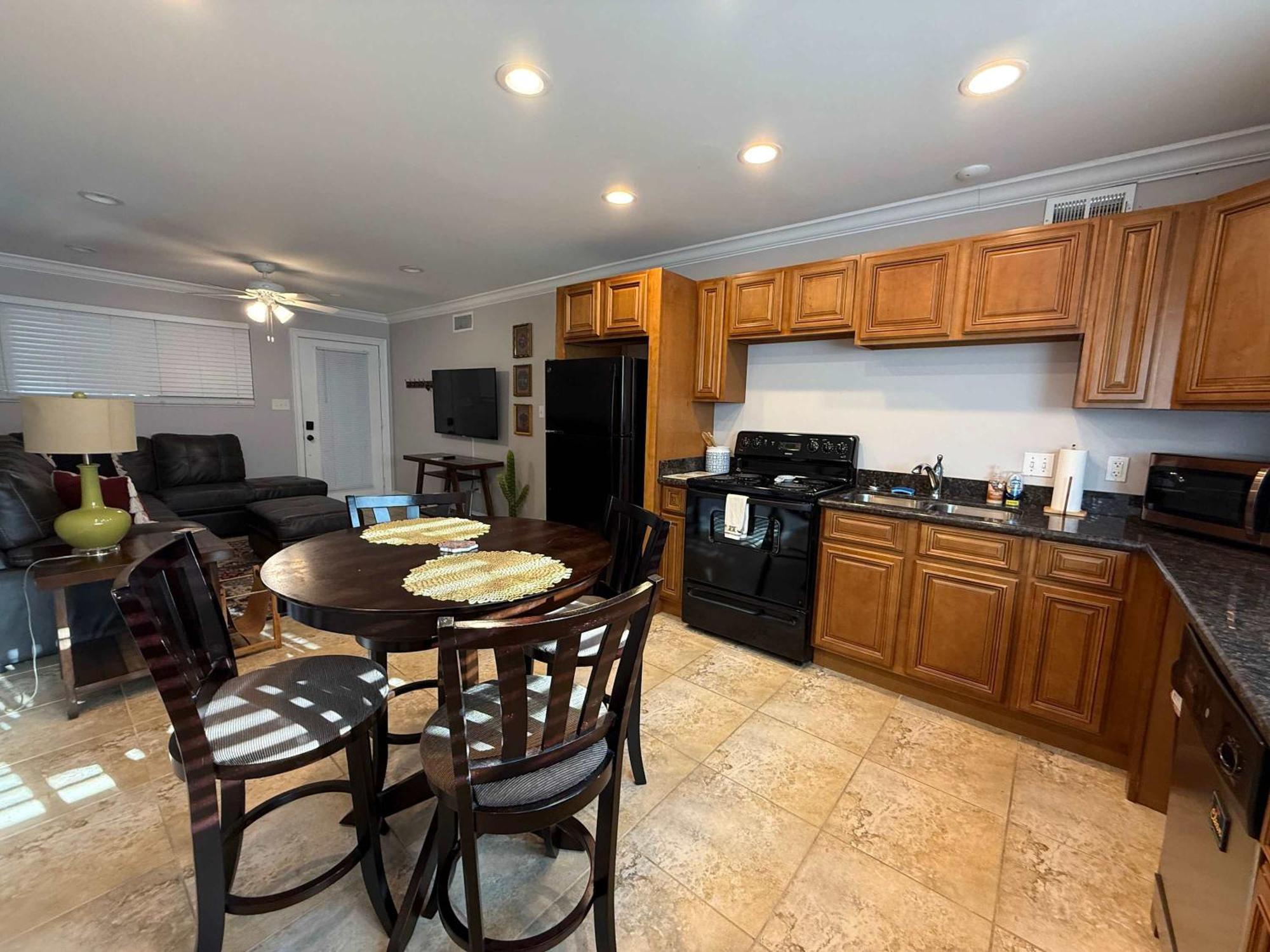 2 Bedroom Private & Laundry Apartment *